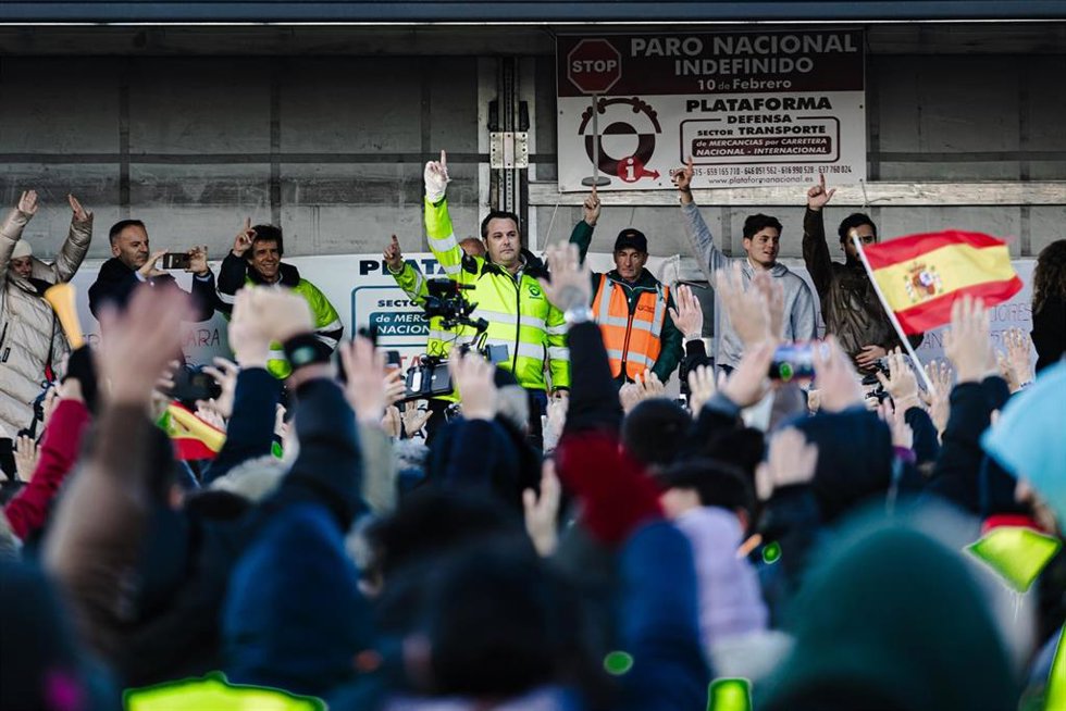 Decenas de agricultores y ganaderos votan a mano alzada durante una reunión nacional de la Sociedad Civil, en la explanada del Wanda Metropolitano, a 10 de febrero de 2024, en Madrid (España). Durante el encuentro, los asistentes han votado a mano alzad