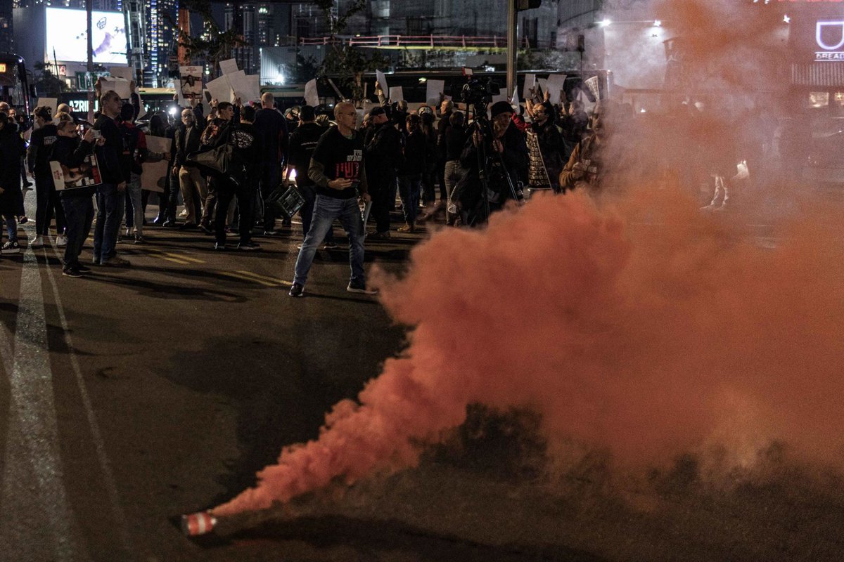 Israel.- Miles de personas protestan en Tel Aviv para pedir un acuerdo ...