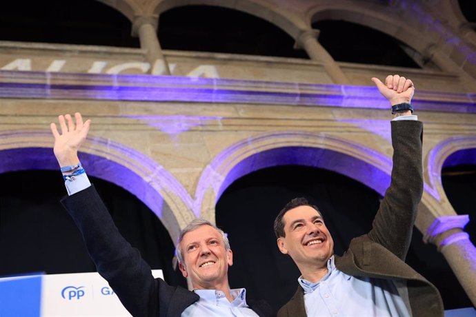 El presidente de la Xunta de Galicia y candidato del PP a la reelección, Alfonso Rueda (i) y el presidente de Andalucía, Juanma Moreno (d), durante un mitin de campaña, en el Hotel Monumento de San Francisco, a 10 de febrero de 2024.