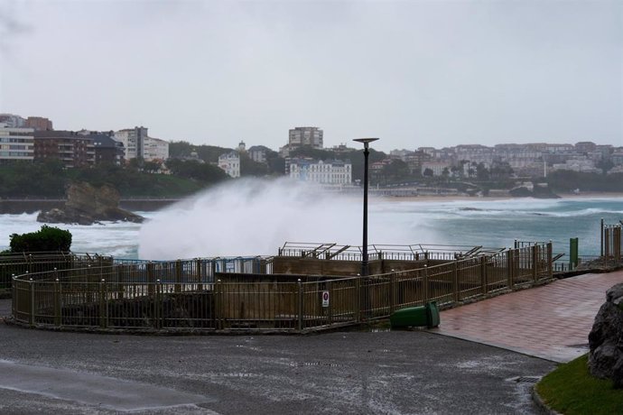 Archivo - Olas en Santander