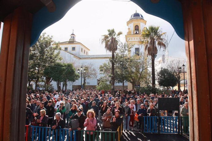 Cientos de vecinos se concentran ante el Ayuntamiento de Barbate (Cádiz) por la muerte de dos agentes de la Guardia Civil.