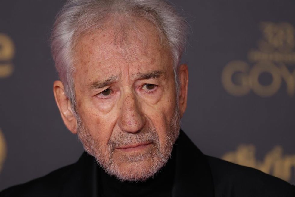 El actor José Sacristán posa en la alfombra rosa previa a la gala de la 38 edición de los Premios Goya, en el Auditorio Feria de Valladolid, a 10 de febrero de 2024, en Valladolid, Castilla y León (España). La Academia celebra la calidad del cine españo