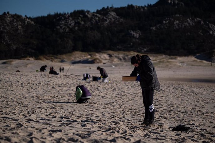 Archivo - Voluntarios hacen una recogida de pellets de la arena, Galicia, a 7 de enero de 2024, en A Coruña, Galicia.