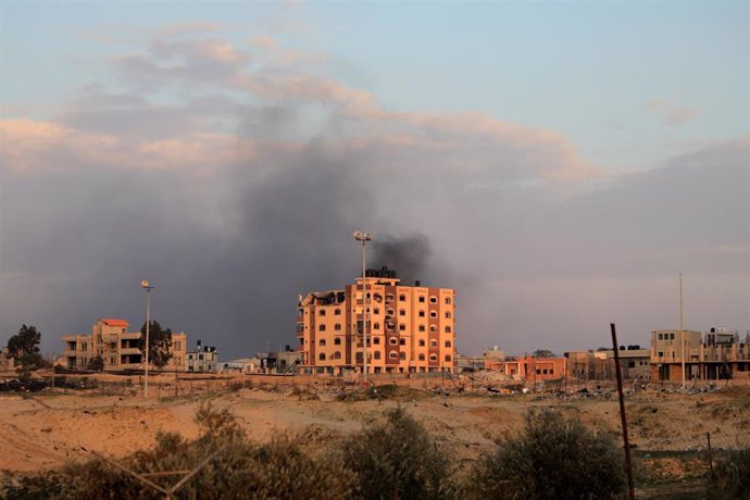 Columna de humo tras un bombardeo del Ejército de Israel contra Jan Yunis, en el sur de la Franja de Gaza (archivo)