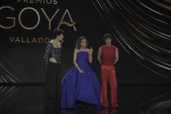 La actriz y cantante Ana Belén (c), junto a los directores de cine Javier Calvo (i) y Javier Ambrossi (d), durante la gala de la 38 edición de los Premios Goya