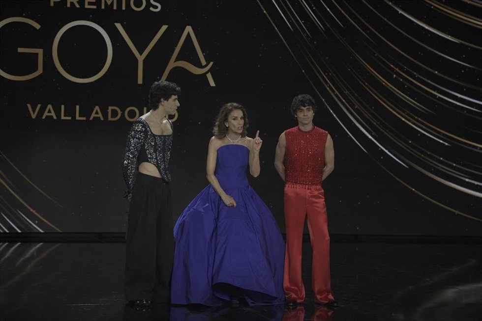 La actriz y cantante Ana Belén (c), junto a los directores de cine Javier Calvo (i) y Javier Ambrossi (d), durante la gala de la 38 edición de los Premios Goya