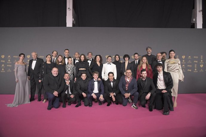 Parte del equipo de 'La Sociedad de la Nieve' posa en la alfombra rosa previa a la gala de la 38 edición de los Premios Goya, 
