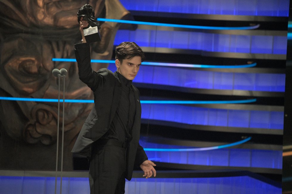 El actor argentino Matias Recalt tras recibir el Goya a Mejor actor revelación por su trabajo en La sociedad de la nieve durante la gala de la 38 edición de los Premios Goya