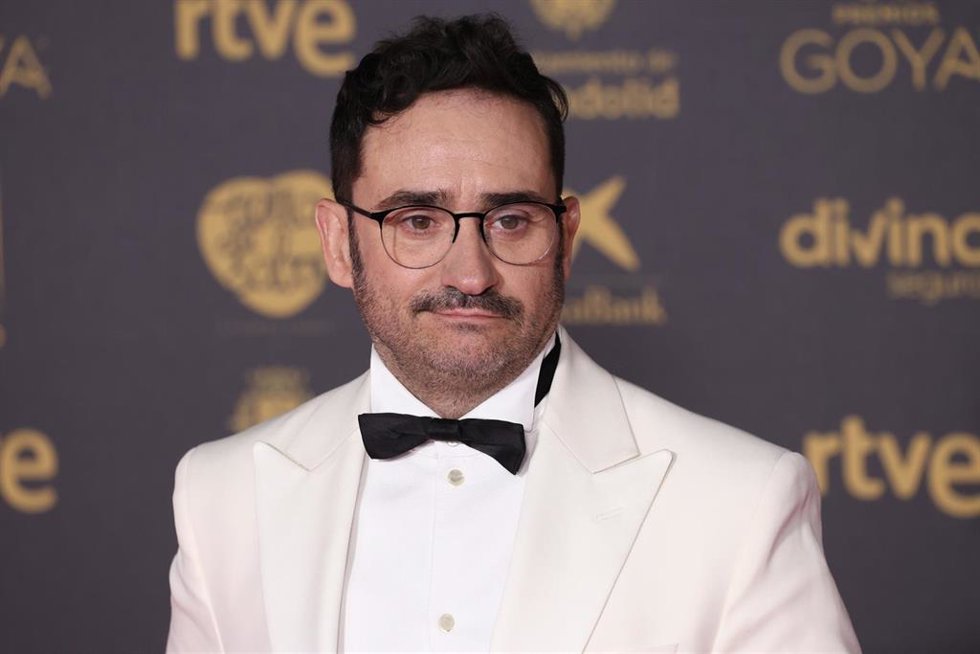 El director Juan Antonio Bayona posa en la alfombra rosa previa a la gala de la 38 edición de los Premios Goya, en el Auditorio Feria de Valladolid, a 10 de febrero de 2024, en Valladolid, Castilla y León (España). La Academia celebra la calidad del cin