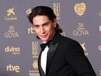 Enzo Vogrincic enamora con su elegancia y naturalidad en la alfombra fucsia de los Goya con un traje marca España