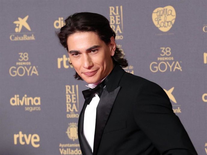 El actor Enzo Vogrincic posa en la alfombra rosa previa a la gala de la 38 edición de los Premios Goya, en el Auditorio Feria de Valladolid, a 10 de febrero de 2024, en Valladolid, Castilla y León (España).