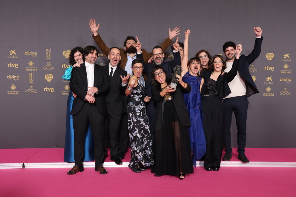 La realizadora venezolana Claudia Pinto (c), acompañada por el equipo del documental Mientras seas tu, el aquí y ahora de Carme Elias, posan con el Goya a Mejor película documental  