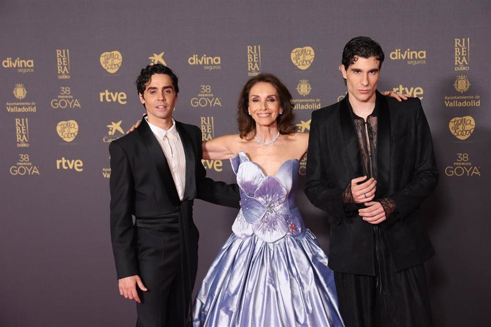 Los directores Javier Calvo (d) y Javier Ambrossi (i) y la cantante y actriz Ana Belén posan en la alfombra rosa previa a la gala de la 38 edición de los Premios Goya, en el Auditorio Feria de Valladolid, a 10 de febrero de 2024, en Valladolid, Castilla