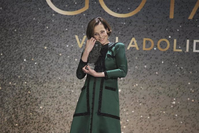 La actriz Sigourney Weaver recoge el Goya Internacional durante la gala de la 38 edición de los Premios Goya, en el Auditorio Feria de Valladolid, a 10 de febrero de 2024, en Valladolid, Castilla y León (España).  La Academia celebra la calidad del cine e