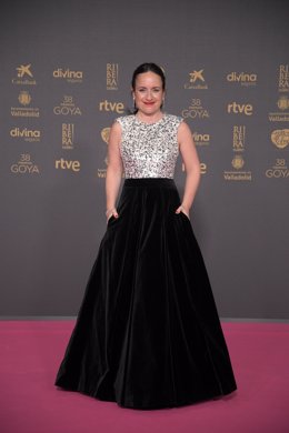 La cineasta Maite Alberdi posa en la alfombra rosa previa a la gala de la 38 edición de los Premios Goya, en el Auditorio Feria de Valladolid, a 10 de febrero de 2024, en Valladolid, Castilla y León (España). La Academia celebra la calidad del cine españo