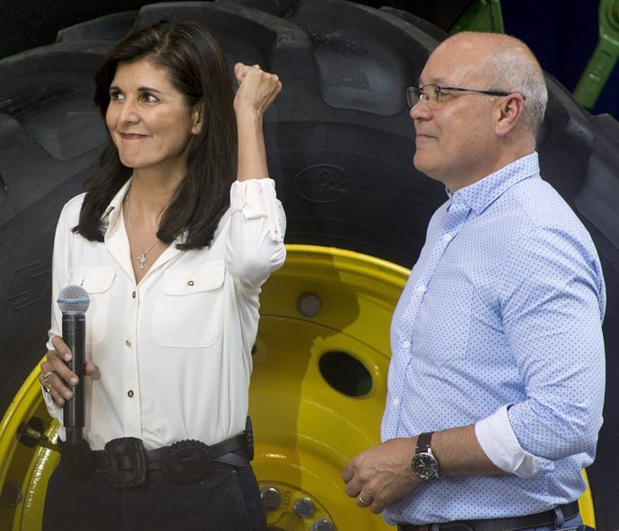 Archivo - June 03, 2023 - Des Moines, Iowa, USA -  NIKKI HALEY and her husband, MICHAEL HALEY, wait to take the stage at the 2023 Roast & Ride hosted by Senator Joni Ernst.