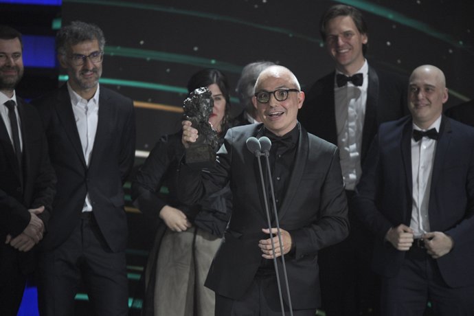 El cineasta Pablo Berger recoge el premio a Mejor Película de Animación por 'Robot Dreams' durante la gala de la 38 edición de los Premios Goya 