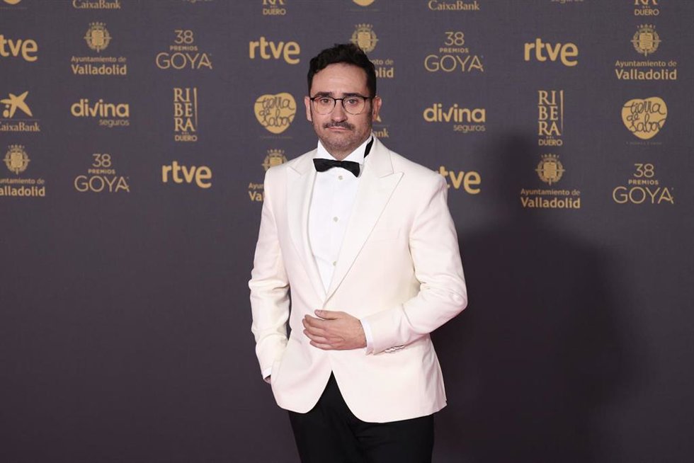 El director Juan Antonio Bayona posa en la alfombra rosa previa a la gala de la 38 edición de los Premios Goya, en el Auditorio Feria de Valladolid, a 10 de febrero de 2024, en Valladolid, Castilla y León (España). La Academia celebra la calidad del cin