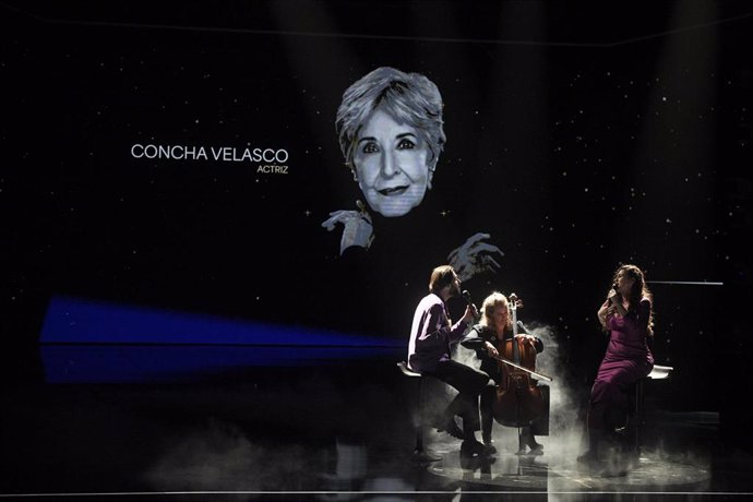 Los cantantes Salvador Sobral y Sílvia Pérez Cruz actúan durante la gala de la 38 edición de los Premios Goya