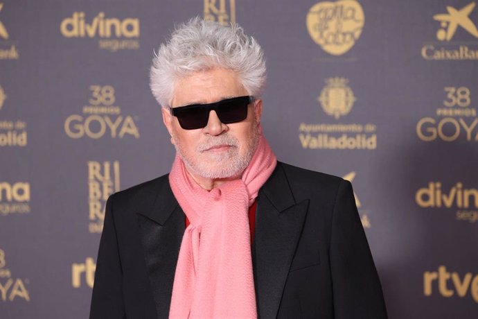 El director Pedro Almodóvar posa en la alfombra rosa previa a la gala de la 38 edición de los Premios Goya 