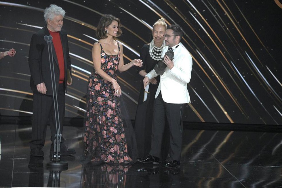 La actriz Penélope Cruz (2i)  entrega al cineasta Juan Antonio Bayona (1d) el Goya a Mejor dirección por su película La sociedad de la nieve durante la gala de la 38 edición de los Premios Goya, en el Auditorio Feria de Valladolid, a 10 de febrero de 