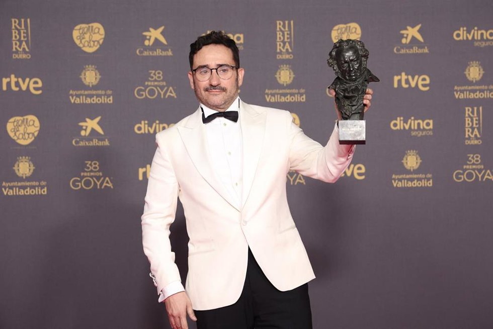 El realizador Juan Antonio Bayona posa con el premio Goya a Mejor dirección por 'La Sociedad de la Nieve', durante la gala de la 38 edición de los Premios Goya, en el Auditorio Feria de Valladolid, a 10 de febrero de 2024, en Valladolid, Castilla y León