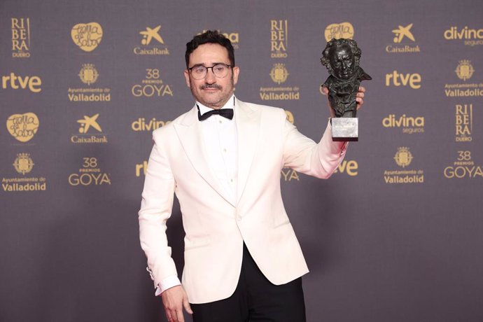 El realizador Juan Antonio Bayona posa con el premio Goya a Mejor Dirección por 'La Sociedad de la Nieve', durante la gala de la 38 edición de los Premios Goya, en el Auditorio Feria de Valladolid, a 10 de febrero de 2024, en Valladolid, Castilla y León