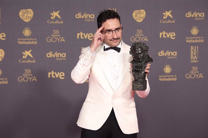 El realizador Juan Antonio Bayona posa con el premio Goya a Mejor Dirección por 'La Sociedad de la Nieve', durante la gala de la 38 edición de los Premios Goya, en el Auditorio Feria de Valladolid. 