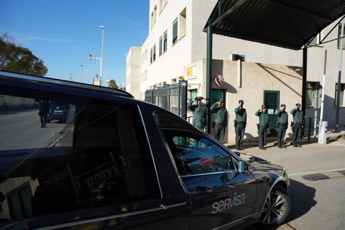 Coche fúnebre con los restos mortales de uno de los agentes a su llegada a la Comandancia de Cádiz