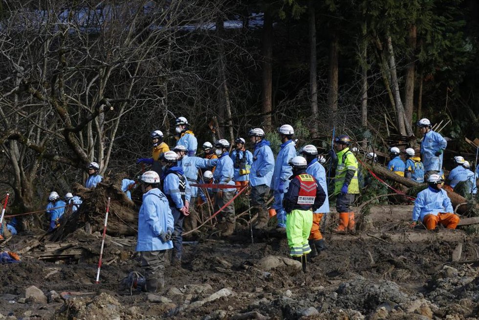 Archivo - Policías y bomberos trabajando en las zonas afectadas por el terremoto de Japón