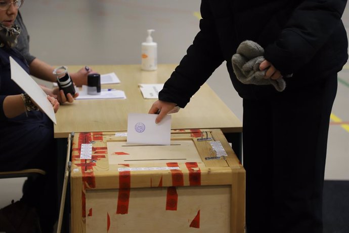 ESPOO, Jan. 28, 2024  -- A citizen casts the vote at a polling station in Espoo, Finland, Jan. 28, 2024. Finland's presidential election kicked off on Sunday as polling stations opened at 9 a.m. local time (0700 GMT). Finns are going to cast their votes u
