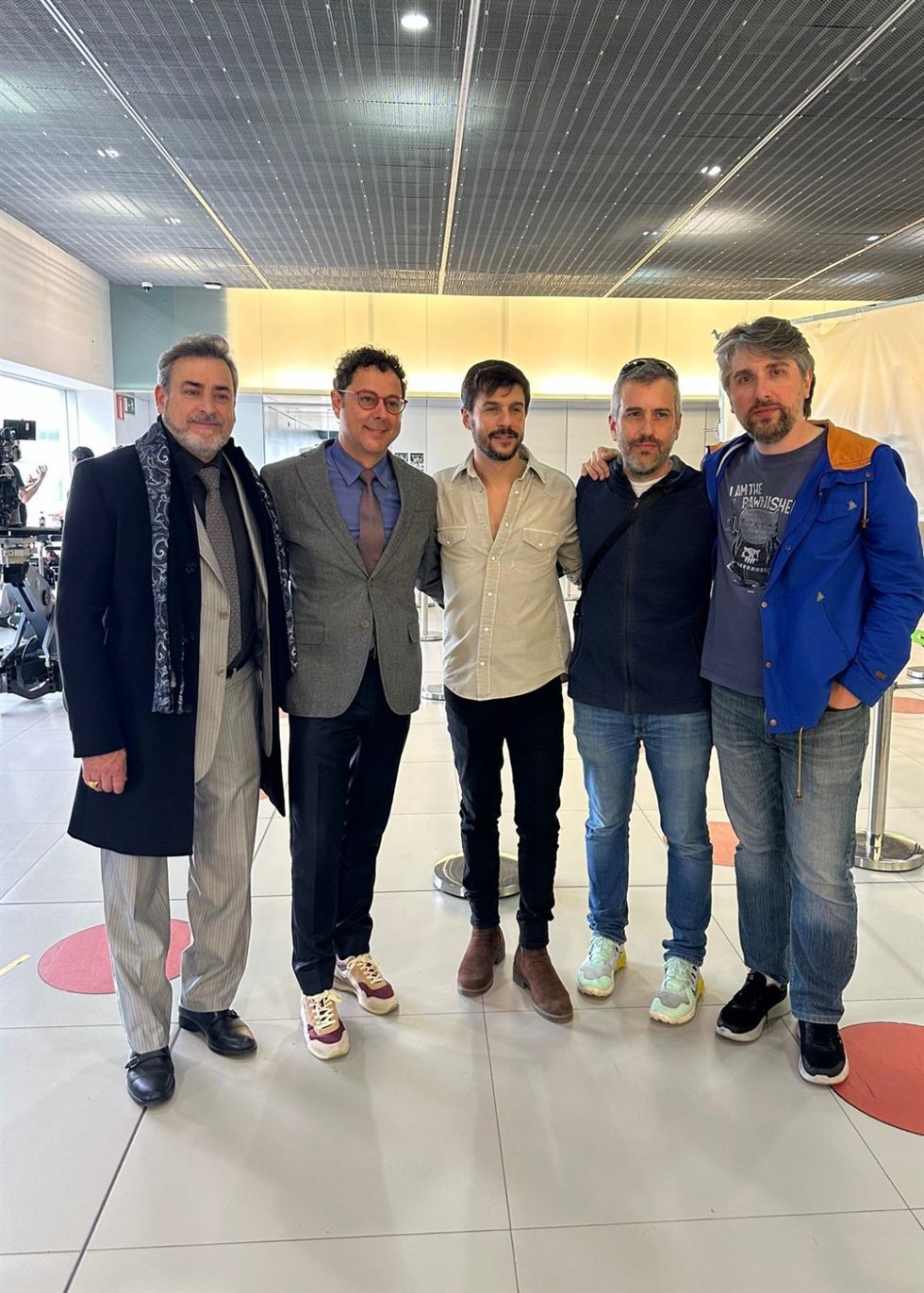 Imagen del director general del Instituto de las Industrias Culturales y las Artes, Manuel Cebrián, con los actores Jorge Bosch y Alejo Sauras y los directores de la película 'Hotel Bitcoin', Manuel Sanabria y Carlos 'Pocho' Villaverde.
