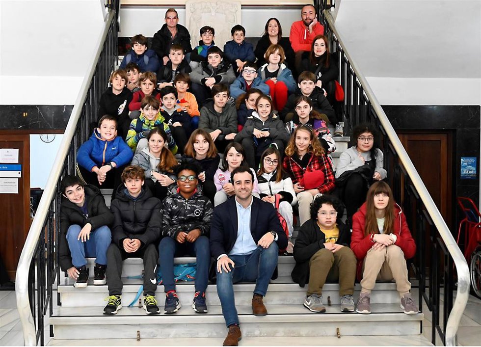 El concejal de Turismo de Santander, Fran Arias, con alumnos participantes en los 'Itinerarios Didácticos' de Santander, este año dedicados al Incendio de 1941