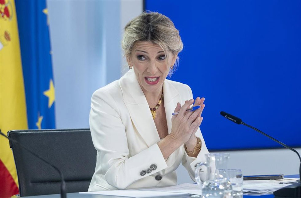 La ministra Portavoz, Pilar Alegría, y la vicepresidenta segunda y ministra de Trabajo y Economía Social, Yolanda Díaz, durante una rueda de prensa posterior al Consejo de Ministros,  a 6 de febrero de 2024, en Madrid (España). 