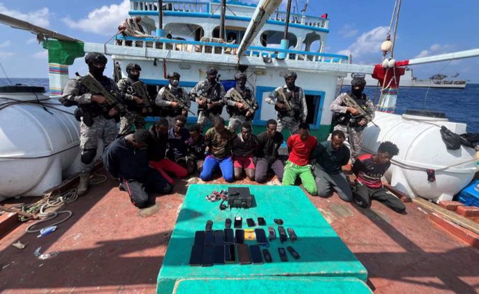 Piratas somalíes apresados por la Marina de India tras liberar un barco secuestrado frente a la costa de Somalia