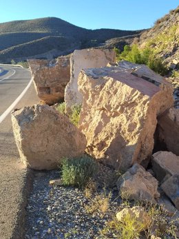 Grandes rocas en el arcén de la carretera almeriense A-1100 entre Cantoria y Albanchez.