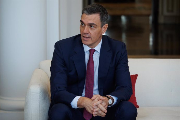 El presidente del Gobierno, Pedro Sánchez, mantiene un encuentro con representantes del mundo del cine en nuestro país, en el Palacio de La Moncloa, a 7 de febrero de 2024, en Madrid (España). La cita tiene lugar en una semana que concluye con la celebrac