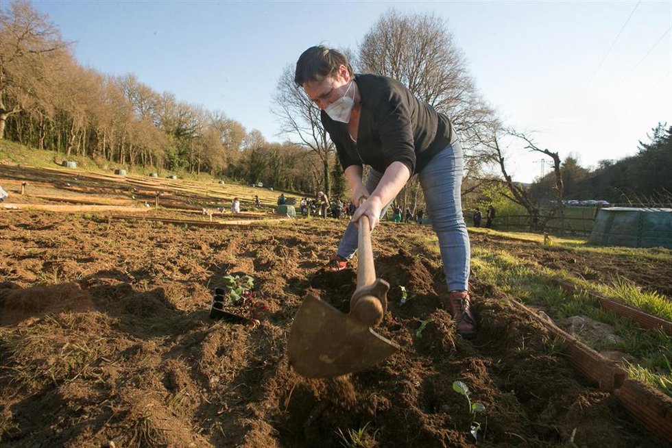 Archivo - Una mujer, Ana trabaja su huerto con mascarilla en el Parque del Río Rato, en Lugo, Galicia (España), a 24 de marzo de 2021. 