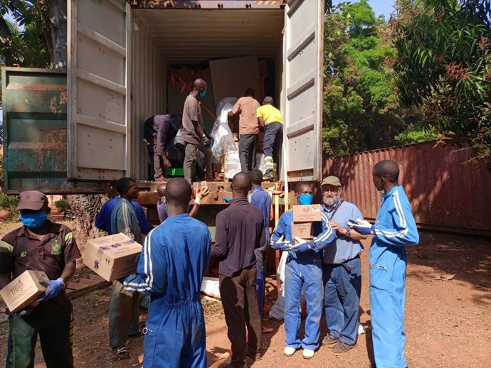 Jóvenes de la Diócesis de Bangassou, en la República Centroafricana, descargan uno de los contenedores con ayuda humanitaria junto al obispo cordobés Juan José Aguirre.