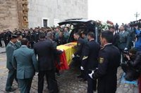 Agentes y autoridades dan el último adiós con "profundo pesar" al guardia civil de San Fernando muerto en Barbate