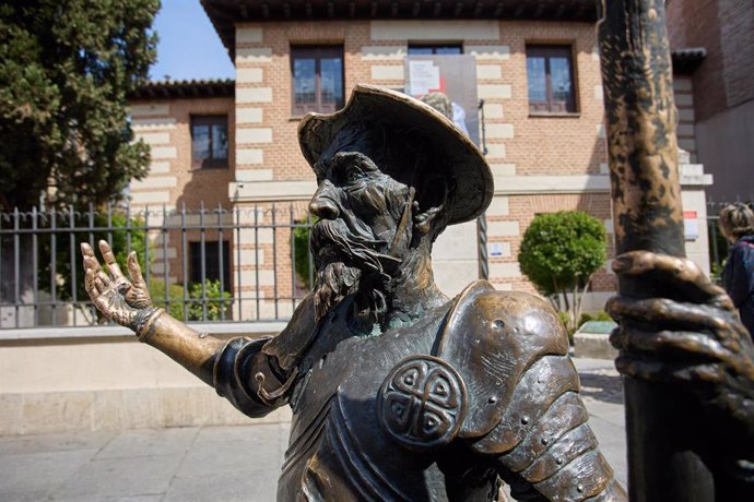 Archivo - Una estatua de Don Quijote frente al Museo Casa Natal de Cervantes en Alcalá de Henares.