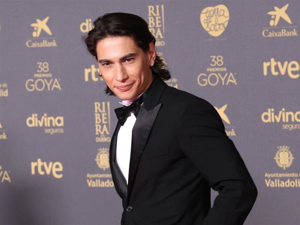 El actor Enzo Vogrincic posa en la alfombra rosa previa a la gala de la 38 edición de los Premios Goya, en el Auditorio Feria de Valladolid, a 10 de febrero de 2024, en Valladolid, Castilla y León (España).