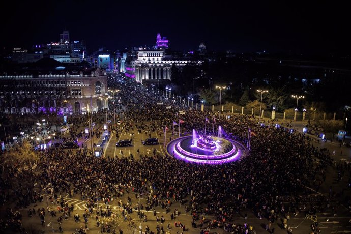 Archivo - Miles de mujeres  en la plaza de Cibeles durante una manifestación convocada por la Comisión 8M, por el 8M, Día Internacional de la Mujer, a 8 de marzo de marzo de 2023, en Madrid (España).  El Día Internacional de la Mujer vuelve a visibiliza