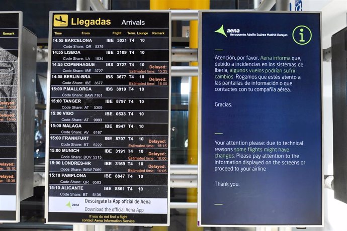Archivo - Paneles informativo que anuncian retrasos de llegadas en algunos vuelos de Iberia en la Terminal 4 del Aeropuerto Madrid-Barajas Adolfo Suárez, a 28 de enero de 2023, en Madrid (España). 