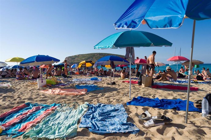Archivo - Enseres de bañistas en la arena de la Cala Conta, a 9 de agosto de 2022, en Ibiza, Baleares (España). La Cala Conta está formada por finas y nacaradas arenas y aguas de un intenso color turquesa. Un entorno natural que la convierte en una de las