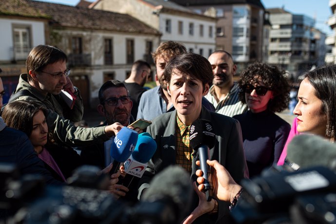 La candidata del BNG a la Presidencia de la Xunta de Galicia, Ana Pontón, atiende a los medios de comunicación durante un acto