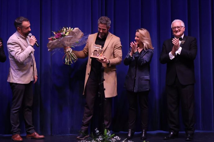 Alcalá de Guadaíra reconoce al presentador de TV Roberto Leal como "embajador" de su carnaval