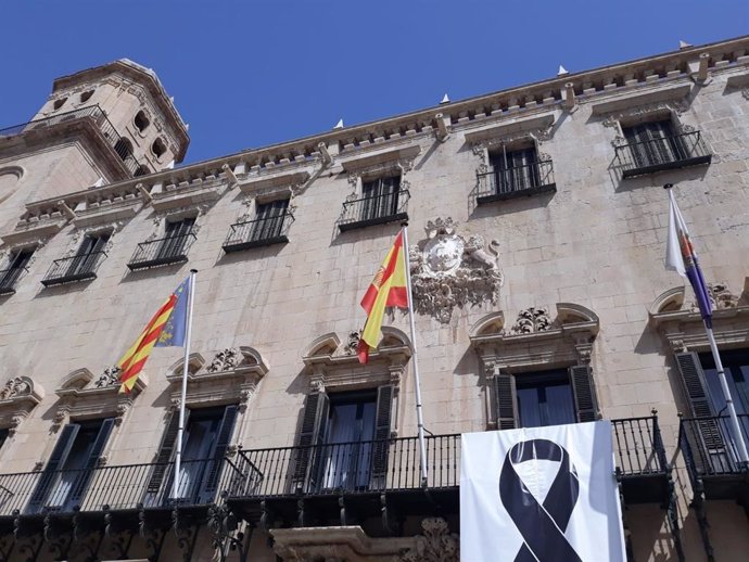 Archivo - Fachada del Ayuntamiento de Alicante, en imagen de archivo