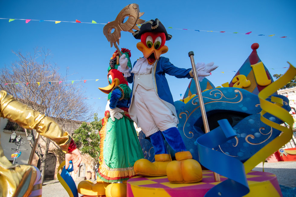 Una carroza del dibujo animado El pájaro Loco el día de la inauguración del PortAventura World 2023, a 17 de febrero de 2023, en Salou, Tarragona, Cataluña