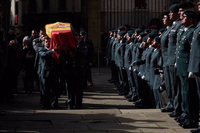 Agentes de la Guardia Civil portan el féretro con el cuerpo de David Pérez Carracedo en la misa funeral que se ha celebrado en la Catedral de Pamplona este domingo, 11 de febrero de 2024.